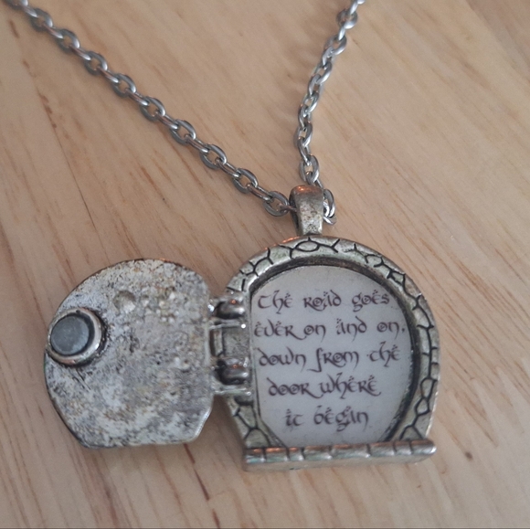 The Lord of the Rings Necklace - Picture 2 of 3